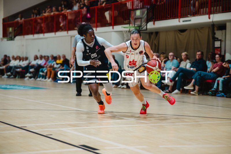 Spielerin der GirolivePhanters Osnabrück mit Ball gegen USC Eisvögel Freiburg