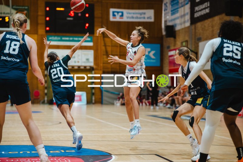 Thalya Perez (#19; GirolivePhanters Osnabrück) im Sprungwurf gegen USC Eisvögel Freiburg