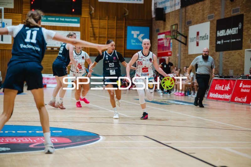 Jessika Schiffer (#55; GirolivePhanters Osnabrück) im Spielaufbau gegen Freiburg