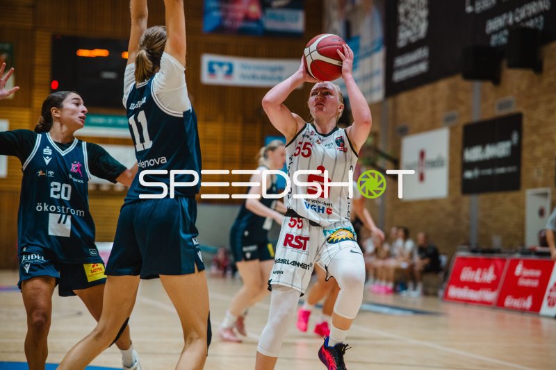 Jessika Schiffer (#55; GirolivePhanters Osnabrück) im Sprungwurf gegen USC Eisvögel Freiburg