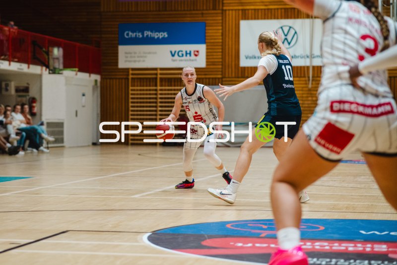 Jessika Schiffer (#55; GirolivePhanters Osnabrück) im Spielaufbau gegen USC Eisvögel Freiburg