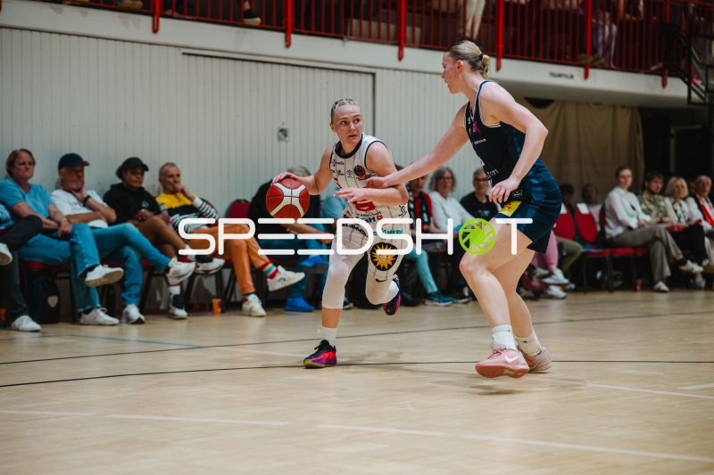 Jessika Schiffer (#55; GirolivePhanters Osnabrück) im Ballkontakt gegen Freiburg