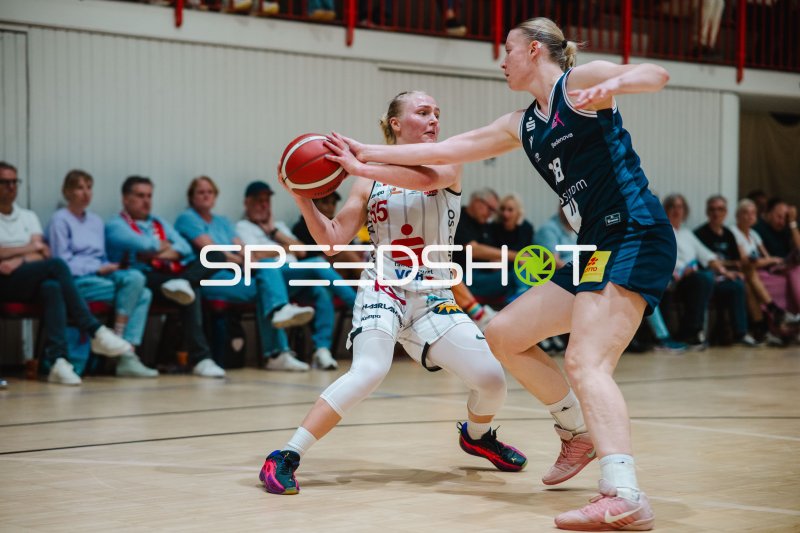 Jessika Schiffer (#55; GirolivePhanters Osnabrück) im Dribbling gegen Freiburger Abwehr