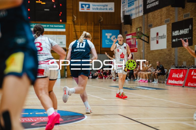 Iris Vennema (#9; GirolivePhanters Osnabrück) im Spielaufbau gegen USC Eisvögel Freiburg