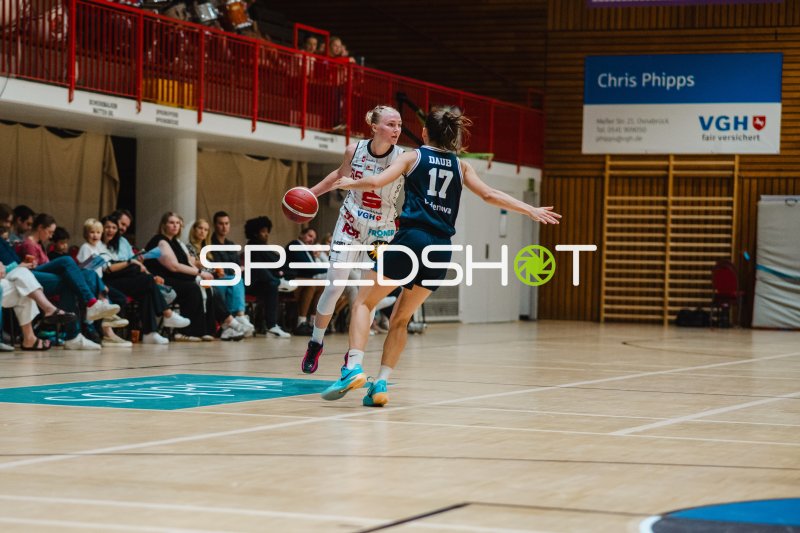 Spielerin der GirolivePhanters Osnabrück im Dribbling gegen USC Eisvögel Freiburg