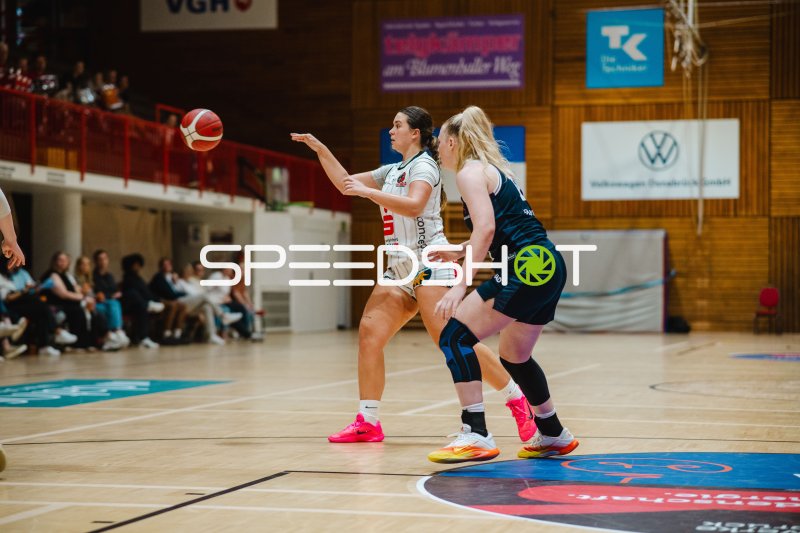 Thalya Perez (#19; GirolivePhanters Osnabrück) im Sprungwurf gegen USC Eisvögel Freiburg