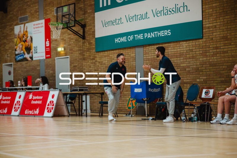 Trainerstab der GirolivePhanters Osnabrück in der Coaching-Zone