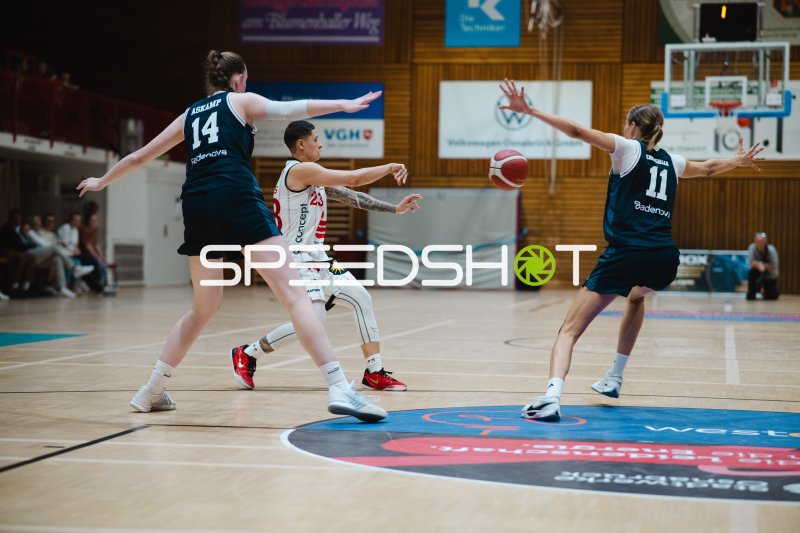Sabrina Haines (#23; GirolivePhanters Osnabrück) im Angriff gegen USC Eisvögel Freiburg