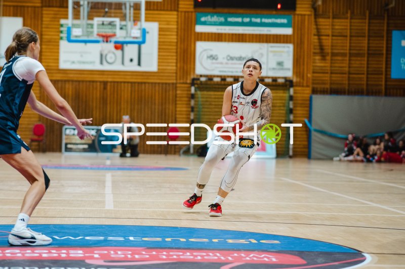 Sabrina Haines (#23; GirolivePhanters Osnabrück) in Abwehrposition