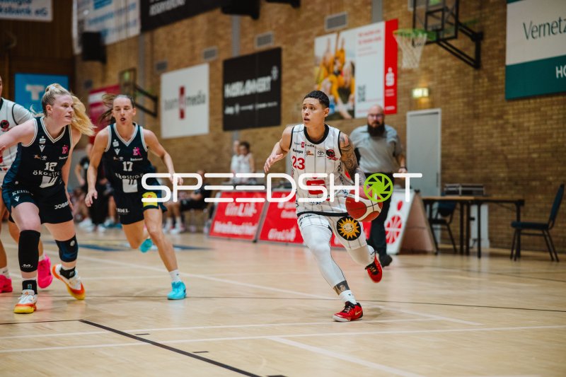 Sabrina Haines (#23; GirolivePhanters Osnabrück) mit Ball gegen USC Eisvögel Freiburg