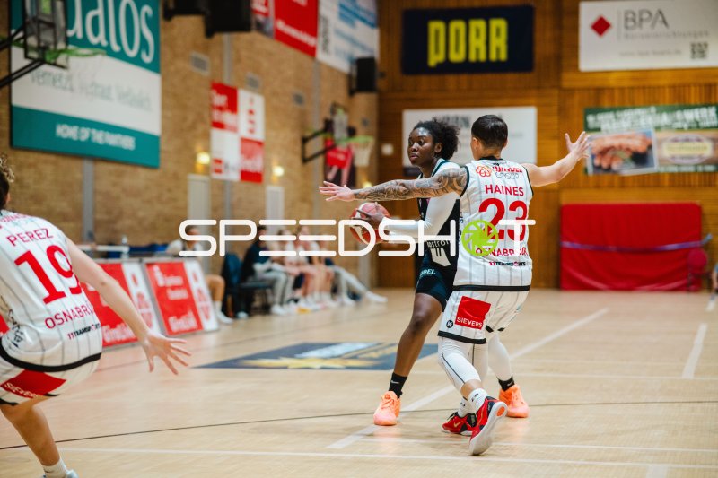Sabrina Haines (#23; GirolivePhanters Osnabrück) im Angriff gegen USC Eisvögel Freiburg
