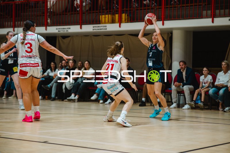 Spielerin der USC Eisvögel Freiburg im Sprungwurf gegen Osnabrück
