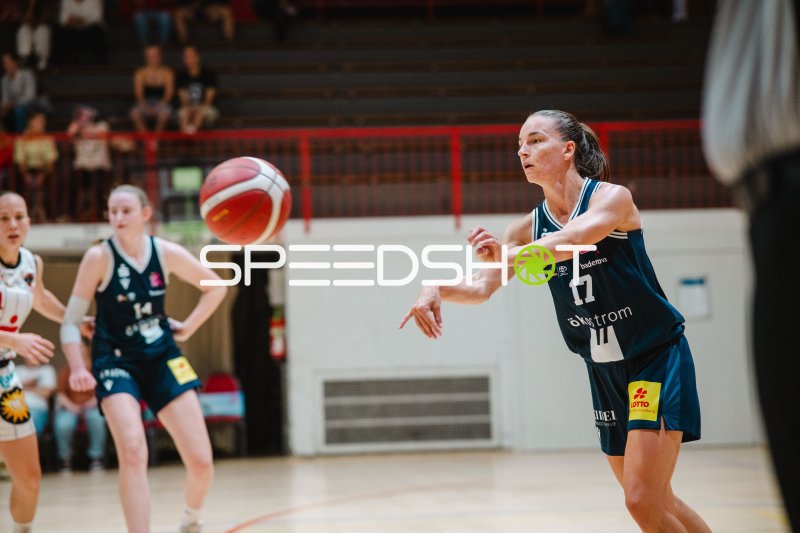 Britta Daub (#17; USC Eisvögel Freiburg) beim Pass