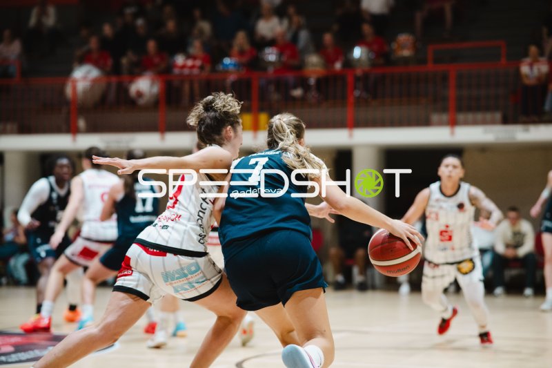 Paula Paradzik (#7; USC Eisvögel Freiburg) gegen Osnabrücker Abwehr
