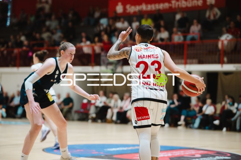 Sabrina Haines (#23; GirolivePhanters Osnabrück) mit Ball gegen Freiburgs Abwehr