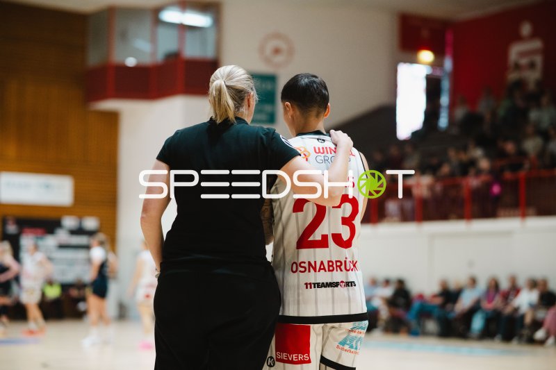 Sabrina Haines (#23; GirolivePhanters Osnabrück) im Gespräch mit Trainerin