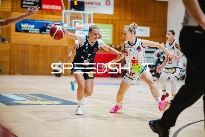 Sabrina Haines (#23; GirolivePhanters Osnabrück) im Angriff gegen USC Eisvögel Freiburg