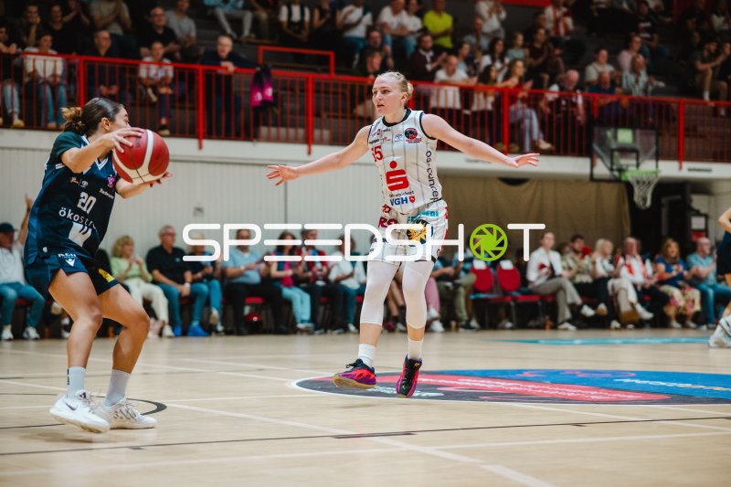 Jessika Schiffer (#55; GirolivePhanters Osnabrück) in der Defensive gegen USC Eisvögel Freiburg