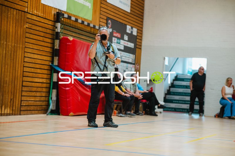 Fotograf dokumentiert Event in der Halle A des OSC Osnabrück