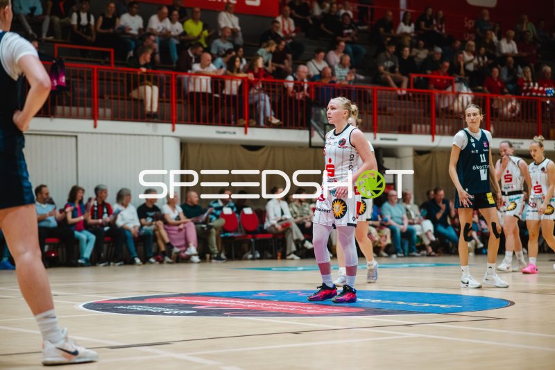 Jessika Schiffer (#55; GirolivePhanters Osnabrück) in Spielpause