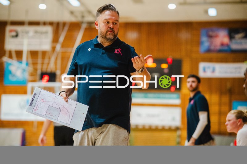 Trainer an der Seitenlinie in Halle A, Osnabrück
