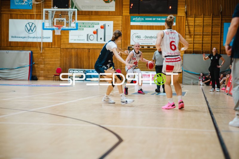Jessika Schiffer (#55; GirolivePhanters Osnabrück) im Spielaufbau gegen USC Eisvögel Freiburg