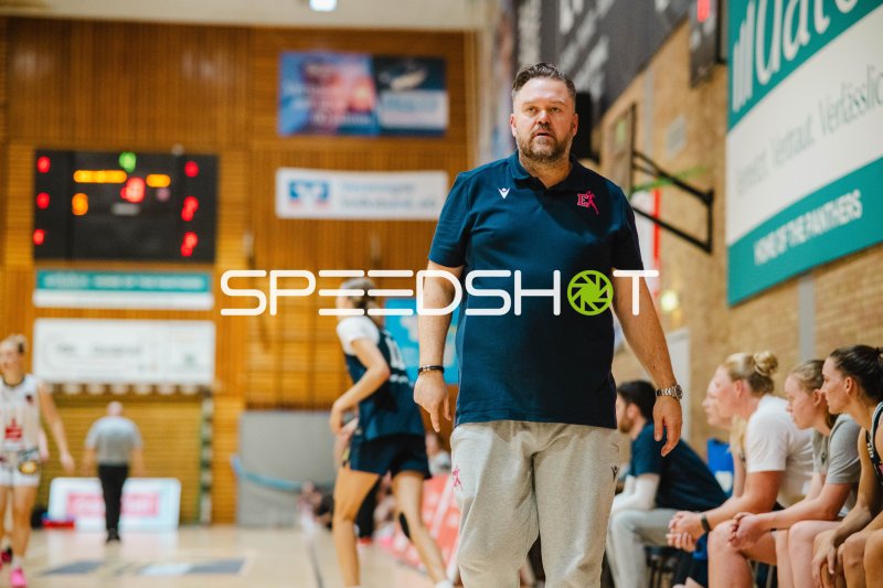 Trainer an der Seitenlinie während des Spiels in Osnabrück