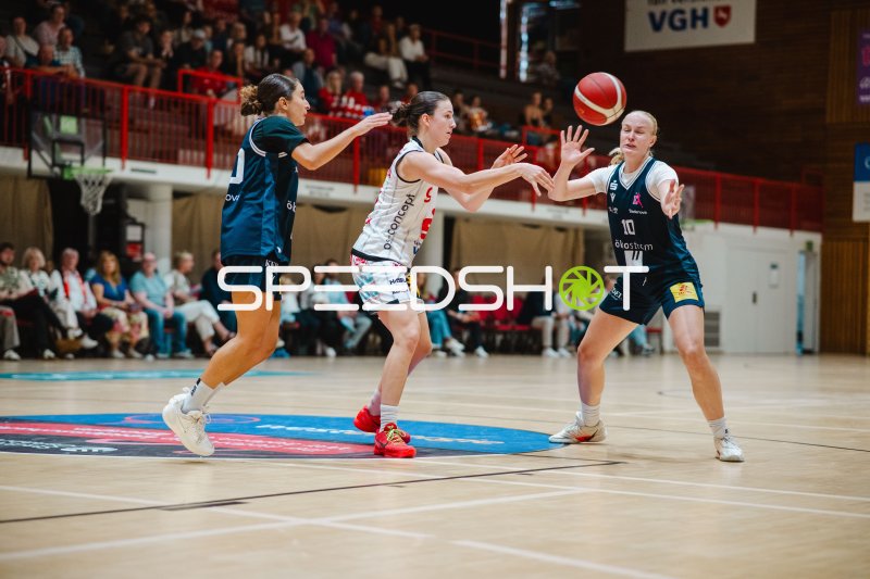 Rim Taha (#20; USC Eisvögel Freiburg) gegen Iris Vennema (#9; GirolivePhanters Osnabrück)