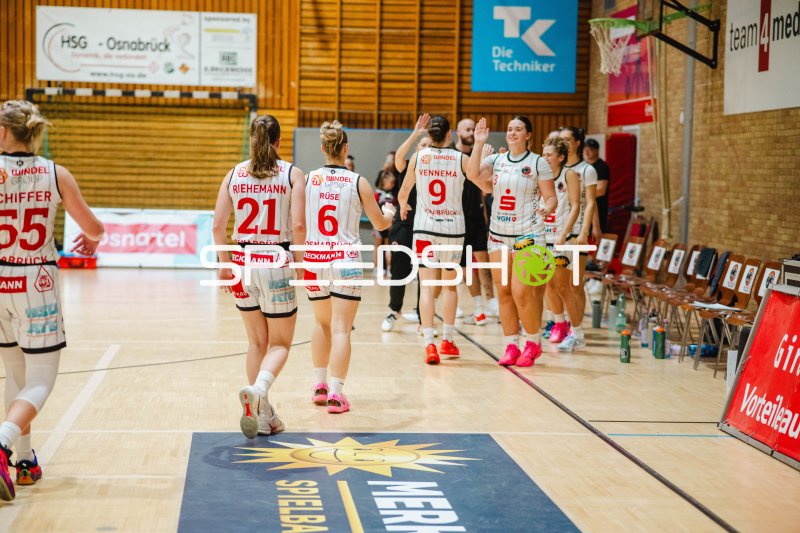 GirolivePhanters Osnabrück in der Halle A – Mannschaft beim Aufwärmen