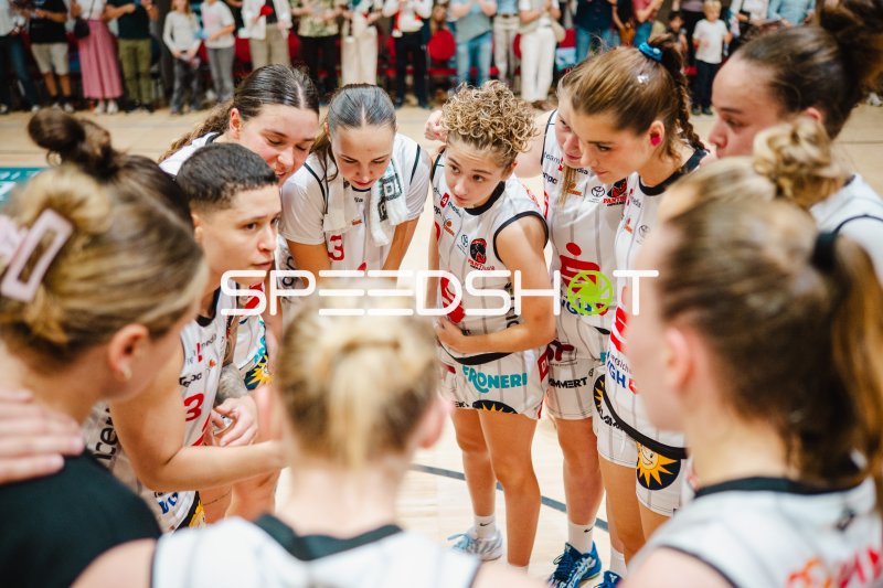 Sabrina Haines, Thalya Perez und Johanna Langbehn mit Team in Osnabrück