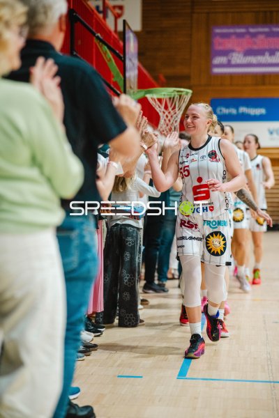 Jessika Schiffer (#55; GirolivePhanters Osnabrück) beim Einlaufen in der Halle