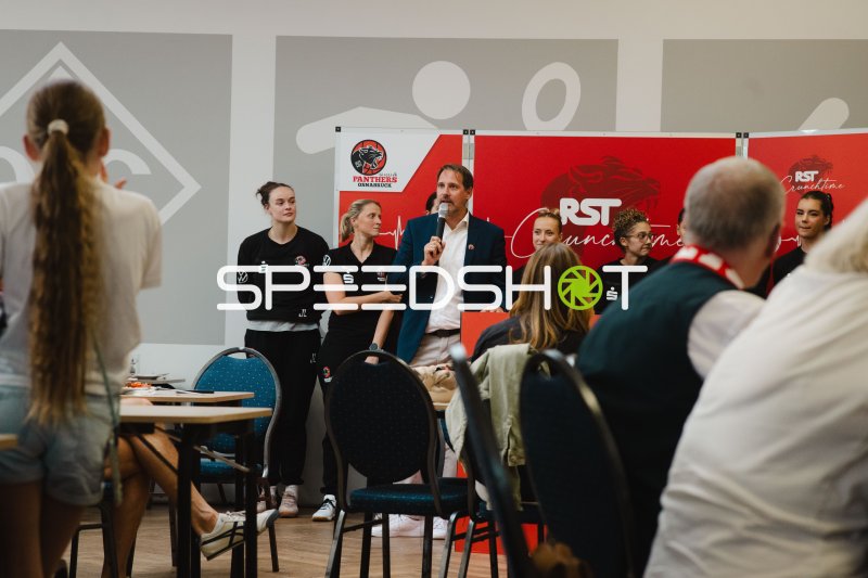 Johanna Langbehn (#34; GirolivePhanters Osnabrück) bei Pressekonferenz in Osnabrück