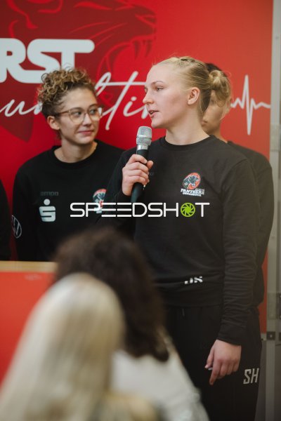 Jessika Schiffer (#55; GirolivePhanters Osnabrück) bei Ansprache in der Halle