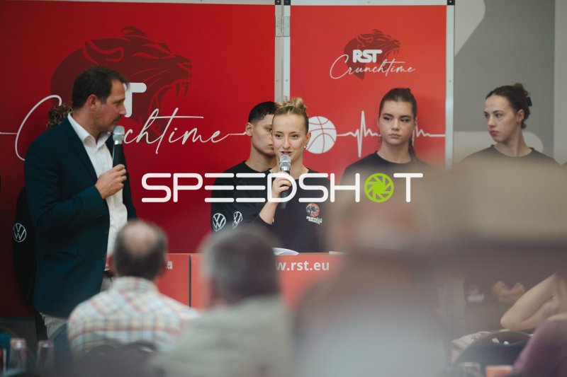 GirolivePhanters Osnabrück bei Pressekonferenz in Halle A