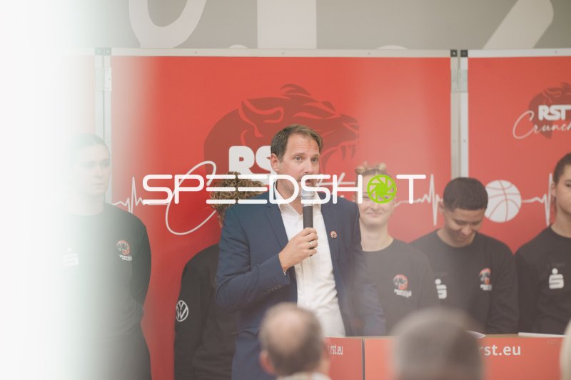 Pressekonferenz mit Offiziellen und Team-Vertretern in Osnabrück