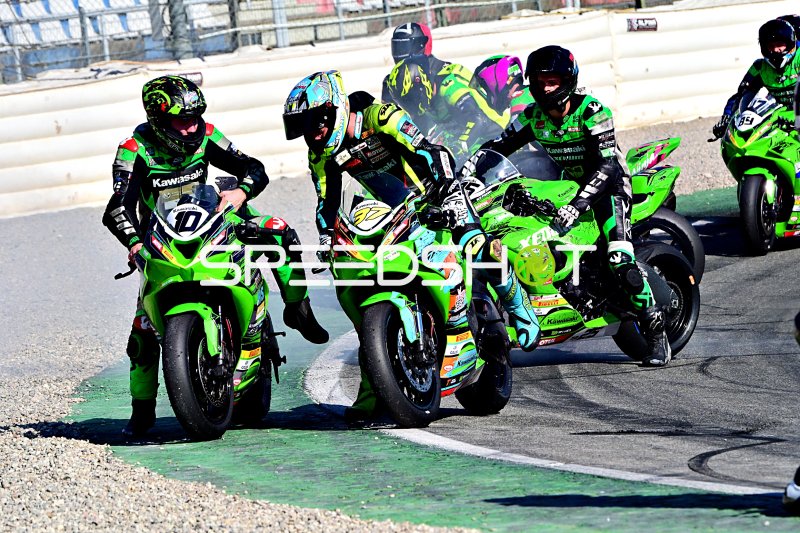 Kawasaki Ninja ZX-10R Rennmaschinen im Feld-Zweikampf auf Hockenheim