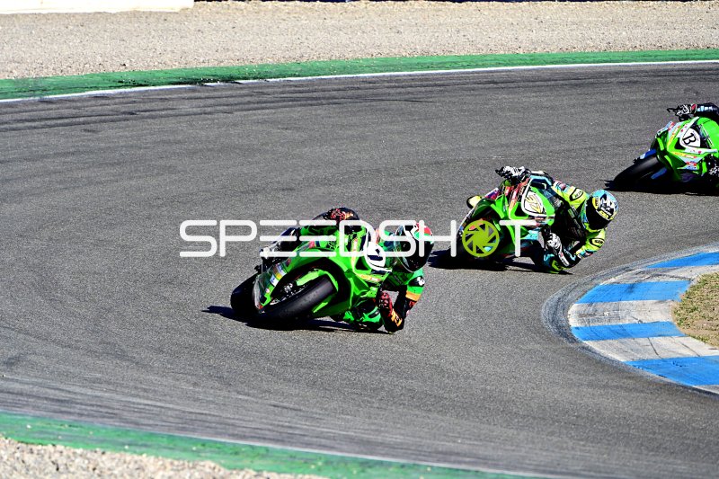 Motorrad-Rennen auf dem Hockenheimring mit grünen Supersport-Maschinen
