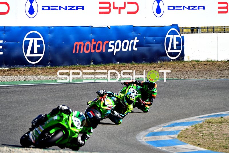 Motorrad-Rennaction auf dem Hockenheimring mit grünen Kawasaki-Maschinen