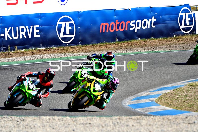 Motorrad-Rennen auf dem Hockenheimring mit grünen Kawasaki-Maschinen