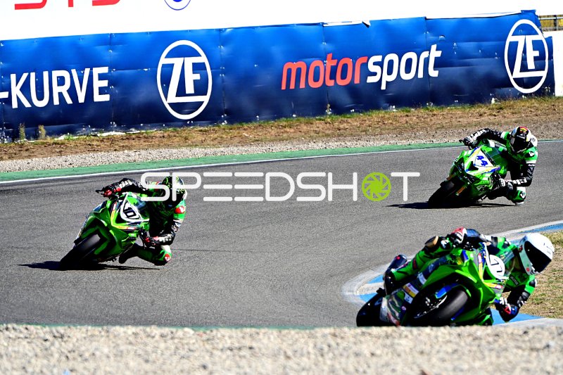 Motorrad-Rennaction auf der Rennstrecke Hockenheim mit mehreren grünen Supersport-Maschinen