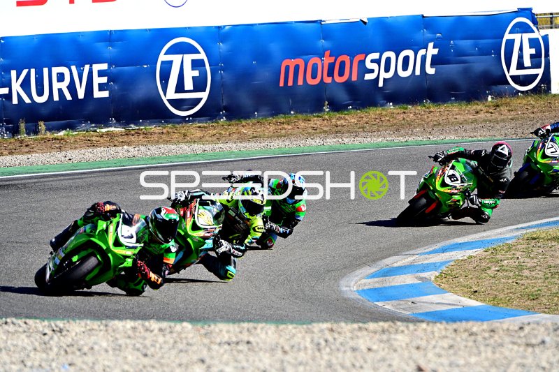 Kawasaki-Motorräder im Kampf um die Kurve auf dem Hockenheimring