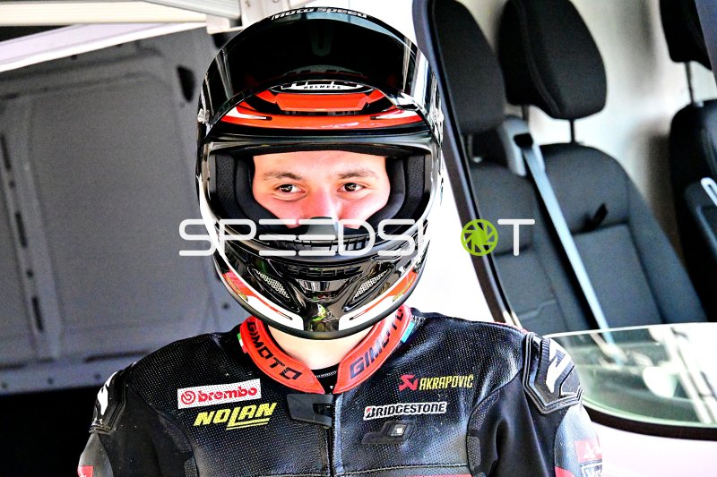 Rennfahrer im Cockpit mit Helm und Rennanzug