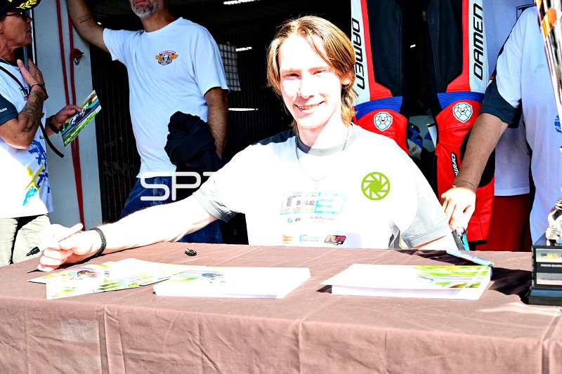 Autogrammstunde in Hockenheim – Fahrer signiert Merchandise für Fans