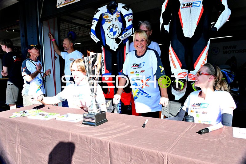 Siegerehrung und Autogrammstunde in der Motorrad-Paddock-Zone