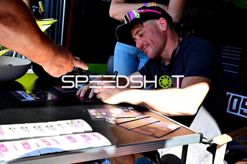 Fahrer signiert Autogramme in der Motorsport-Hospitality