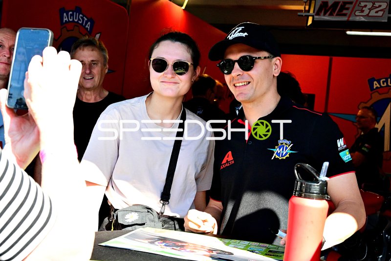 Motorsport-Fans und Team-Mitglieder in der Hospitality-Zone auf dem Hockenheimring