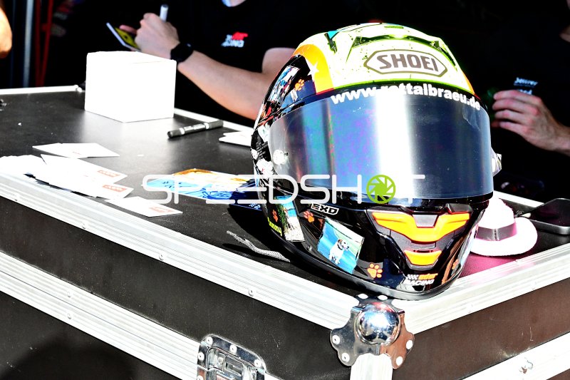 Shoei-Rennhelm auf Ausstellung in Hockenheim