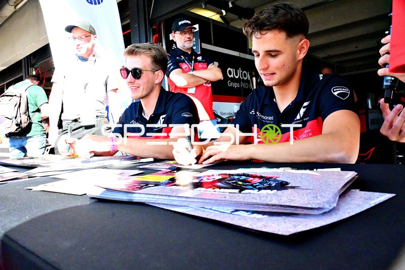 Ducati-Teamfahrer signieren Autogramme in der Boxengasse auf Hockenheim