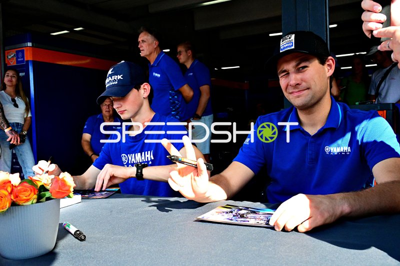 Yamaha Racing Team bei Autogrammstunde in Hockenheim