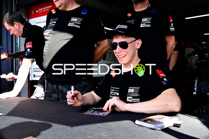 Motorsport-Team bei Autogrammstunde in Hockenheim